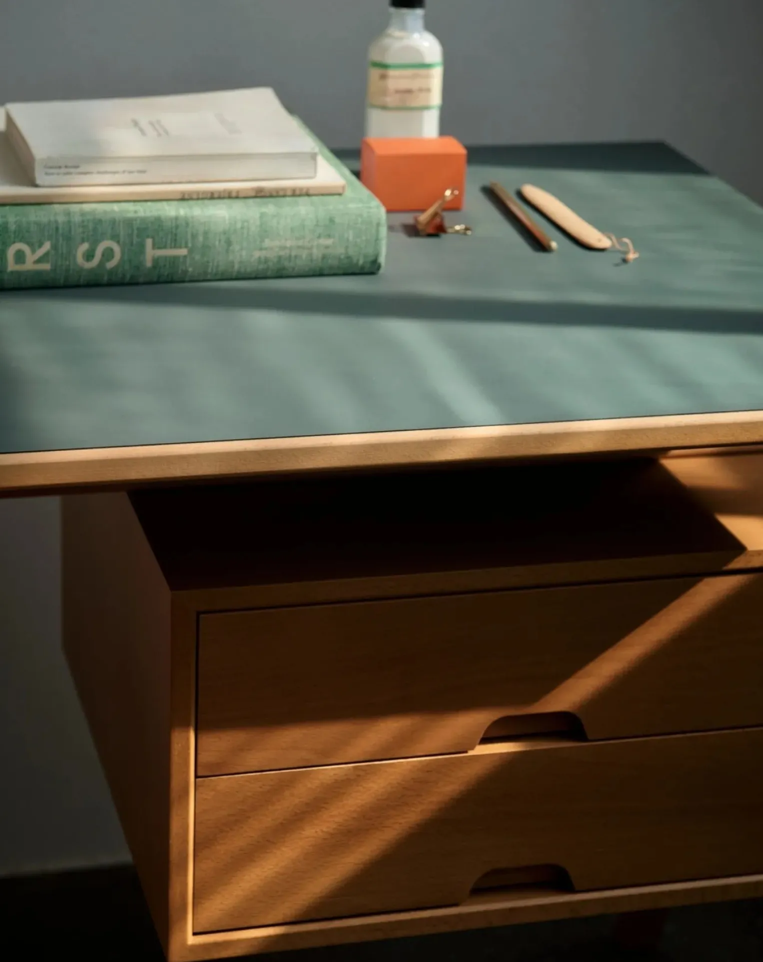 Daystack RD3 desk, Robin Day