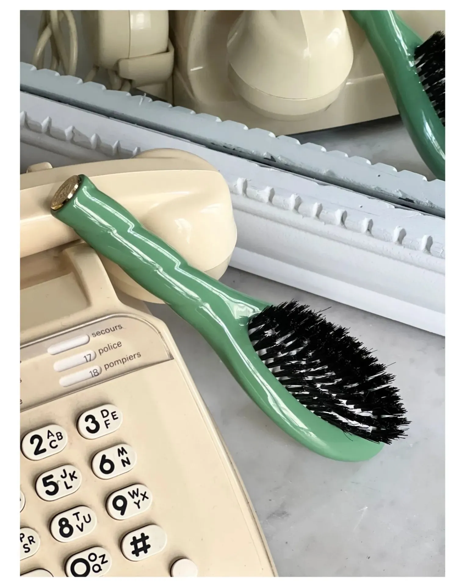 N°01 The Universal Petite Brush - Care & Shine