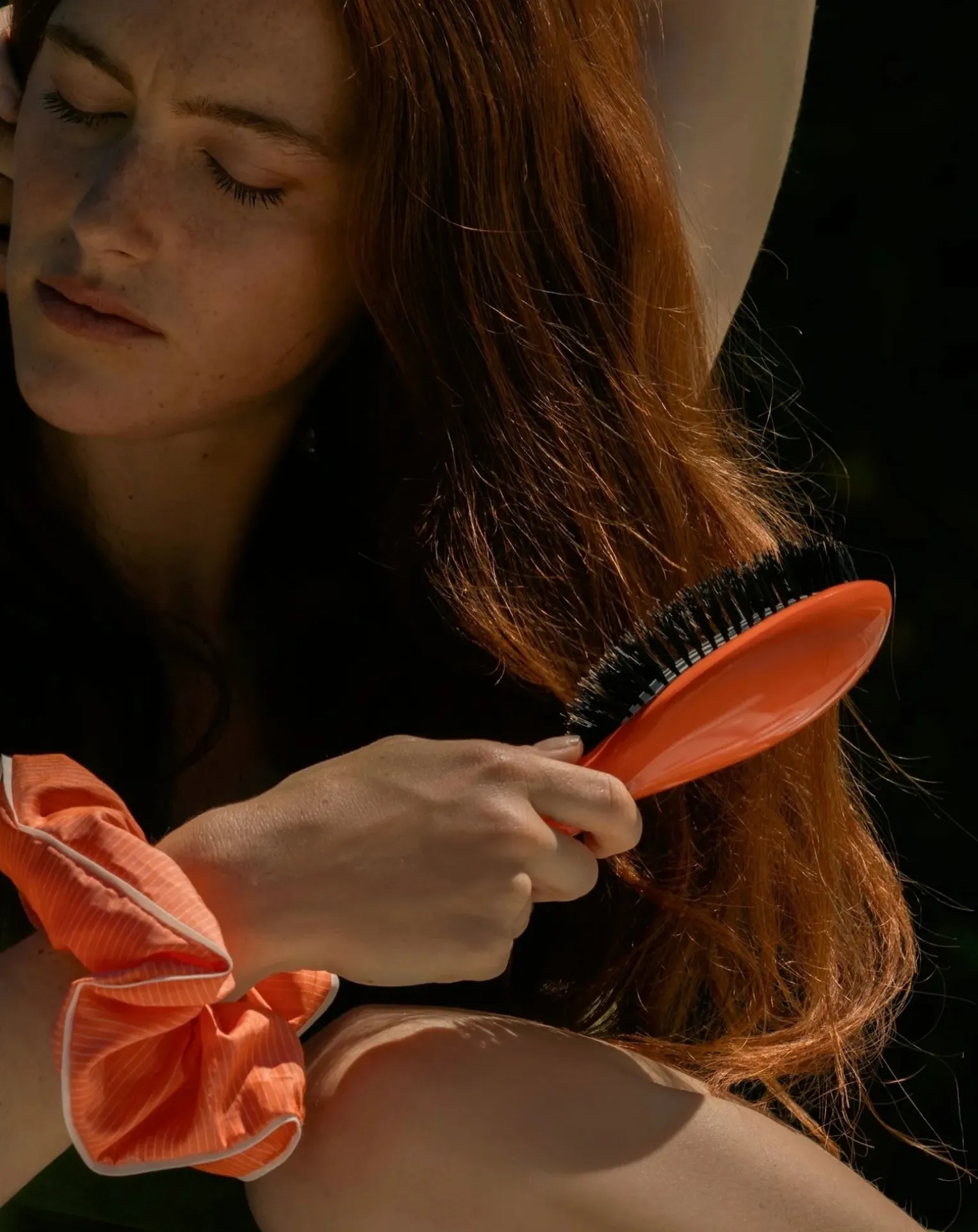 Orange Seventies hairbrush N°01