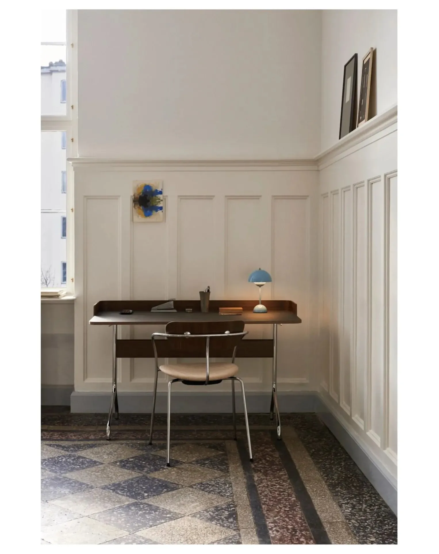 Pavilion AV17 Desk, Chrome Base